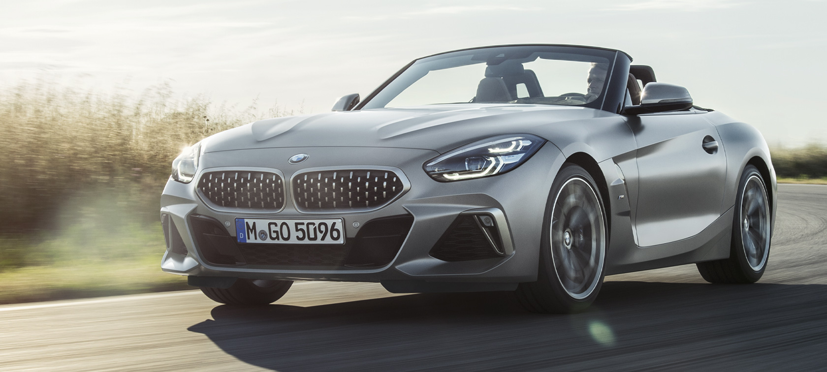 Vista anteriore a tre quarti della BMW Z4 M40i Roadster G29 BMW Z4 M40i Roadster G29 2019 BMW Individual Frozen Grey metallizzato vista anteriore a tre quarti in movimento