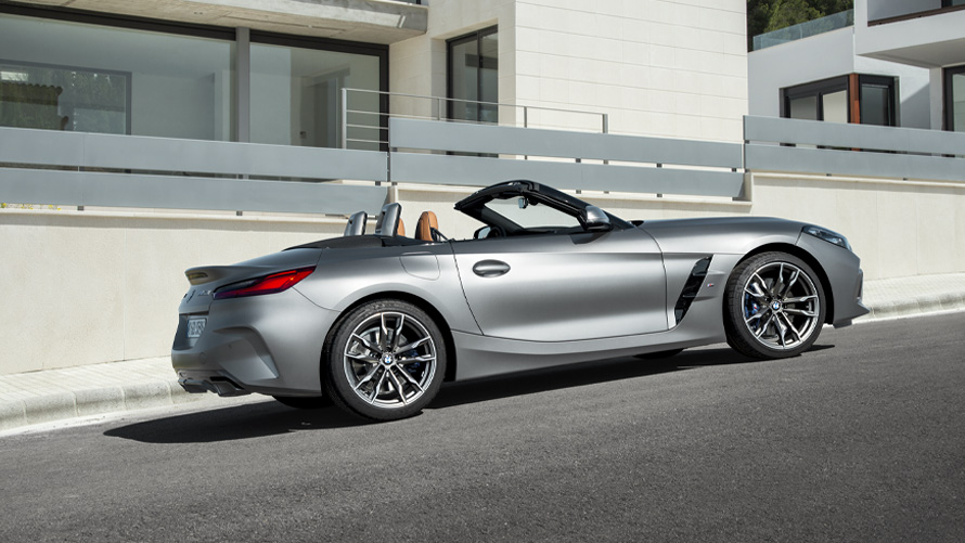BMW Z4 M40i Roadster G29 in movimento davanti a sfondo collinare BMW Z4 M40i Roadster G29 in movimento davanti a sfondo collinare