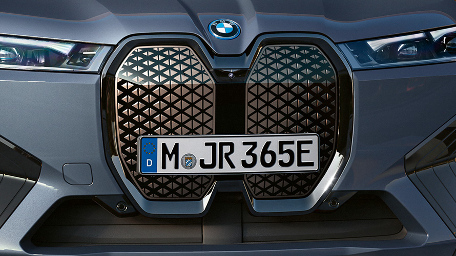 Calandra a doppio rene BMW Shy Tech della BMW iX M60 i20 2022 SUV elettrico Auto elettrica Oxid Grey metallizzato BMW iX M60 i20 2022 SUV elettrico Auto elettrica Oxid Grey metallizzato Vista anteriore della calandra a doppio rene verticale BMW Shy Tech