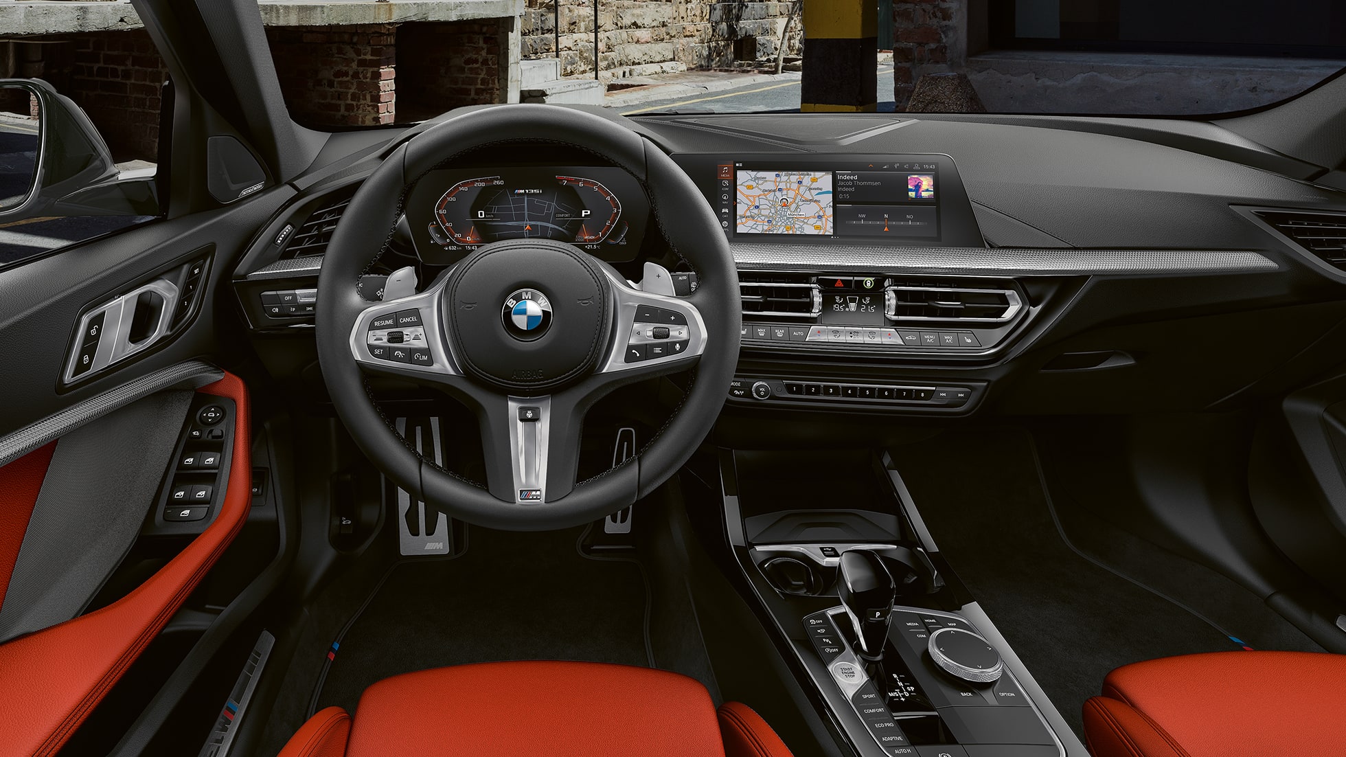 BMW M135i xDrive, interni. F40 Interni della BMW M135i xDrive con volante in pelle M e sedili sportivi M. F40