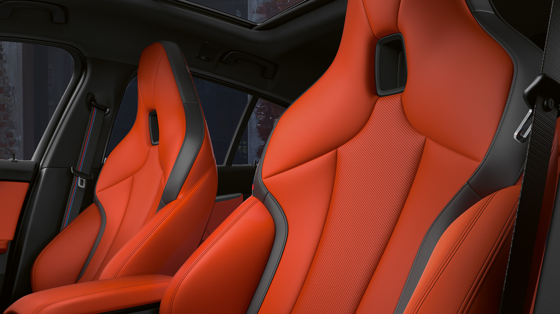 Sedili sportivi M con poggiatesta integrato. F40 Sedili sportivi M atletici con poggiatesta integrato nell’abitacolo della BMW M135i xDrive. F40