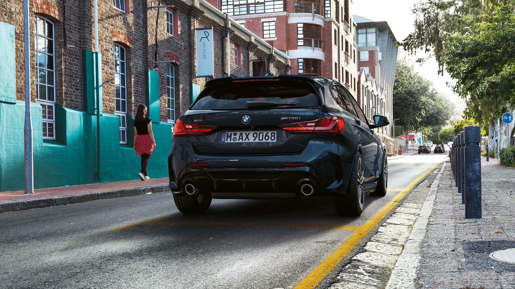 BMW M135i xDrive, vista posteriore. F40 BMW M135i xDrive in Sapphire Black metallizzato, vista posteriore, mentre sta parcheggiando. F40