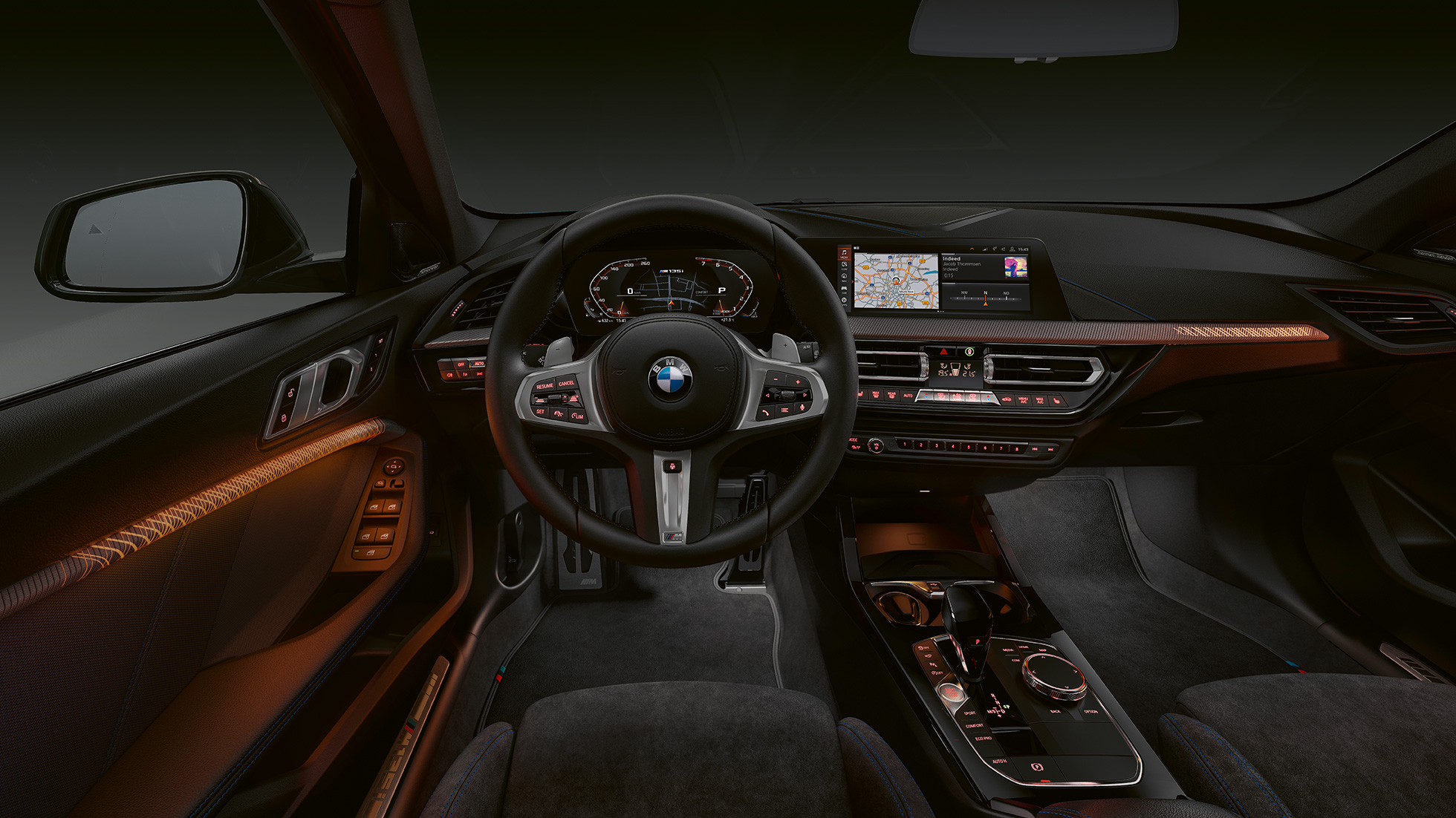 BMW M135i xDrive, cockpit. F40 Interni premium della BMW M135i xDrive con modanature interne illuminate. F40