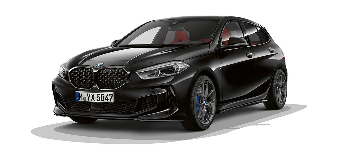 BMW M135i xDrive (F40) M Performance Paket BMW M135i xDrive (F40) in Saphirschwarz metallic mit M Performance Paket Dreiviertel-Frontansicht