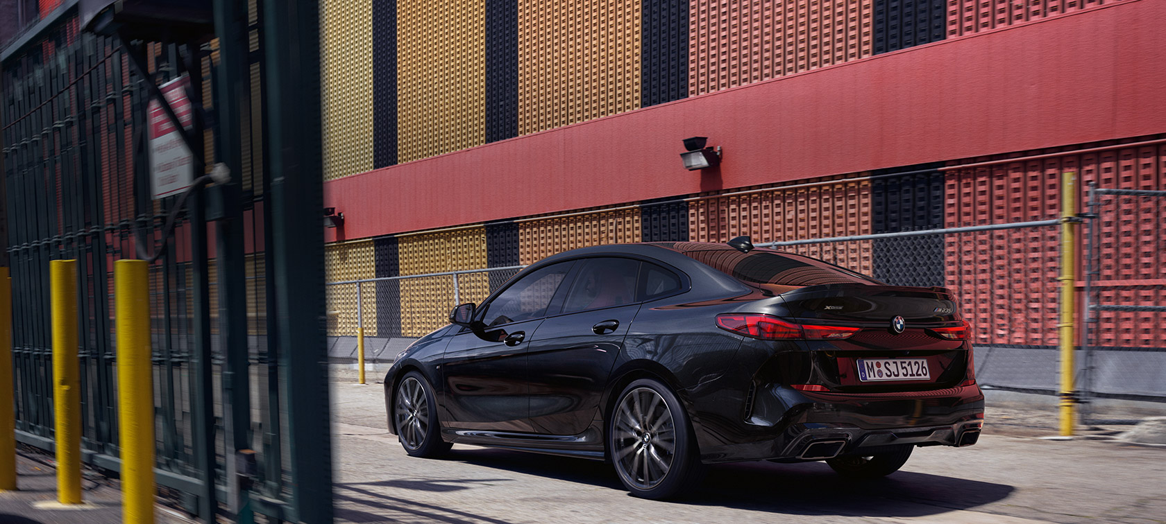 BMW M235i xDrive Gran Coupé Dreiviertel-Seitenansicht F44 BMW M235i xDrive Gran Coupé Black Sapphire metallic F44 Dreiviertel-Seitenansicht