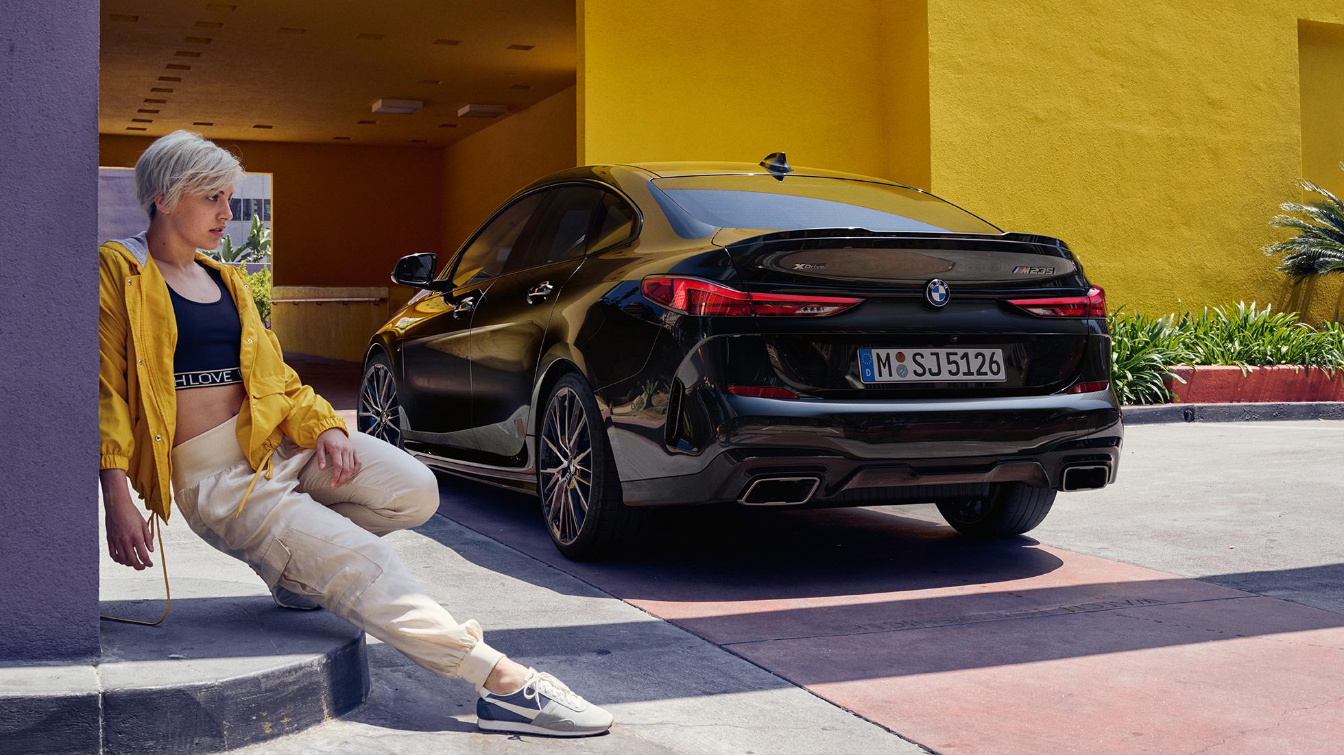 Heckpartie BMW M235i xDrive Gran Coupé F44 Athletische Heckpartie BMW M235i xDrive Gran Coupé 2020 Black Sapphire metallic F44 Dreiviertel-Heckansicht