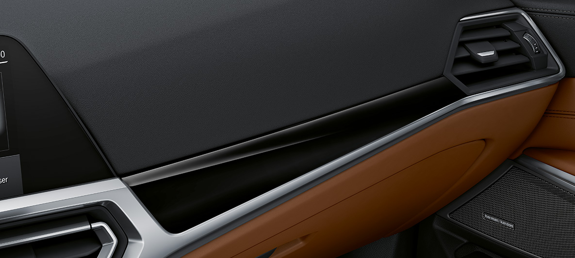 BMW Individual Interieurleisten Pianolack Schwarz BMW M3 Limousine 2020 G80 Innenraum BMW Individual Interieurleisten BMW Individual Interieurleisten Pianolack schwarz mit Akzentleiste Perlglanz Chrom BMW M3 Limousine G80 2020 Innenraum