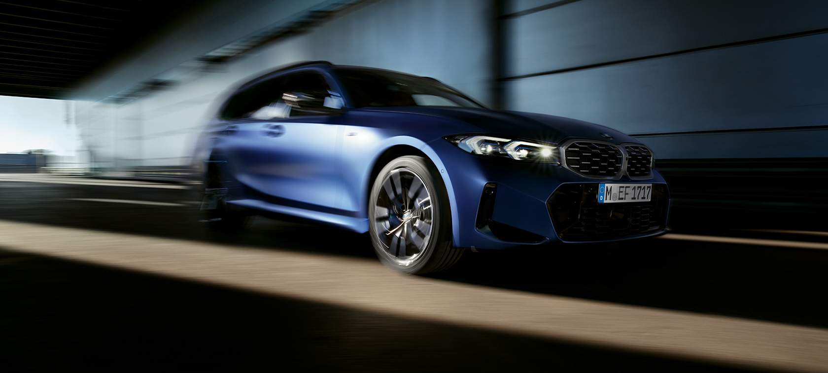 BMW M340i xDrive Touring G21 Dreiviertel-Seitenansicht fahrend BMW M340i xDrive Touring G21 Dreiviertel-Seitenansicht fahrend