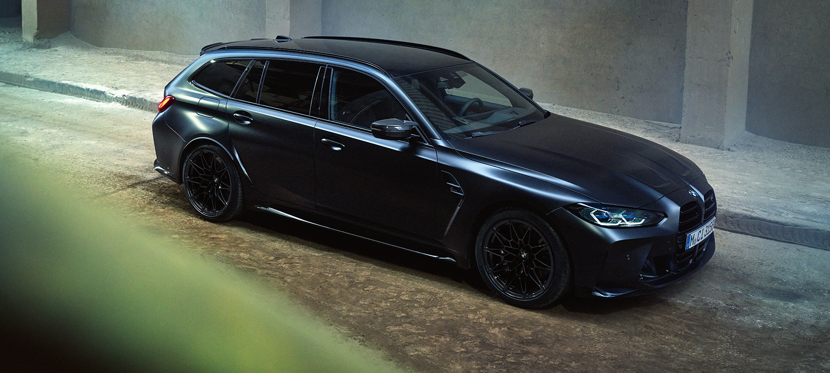 BMW M3 Competition Touring G81 Seitenansicht BMW M3 Competition Touring G81 BMW Individual Frozen Black metallic Seitenansicht stehend