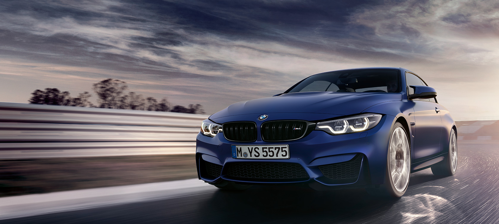 BMW M4 Cabrio BMW M4 Cabrio, vue de trois quarts face en mouvement sur un circuit de course