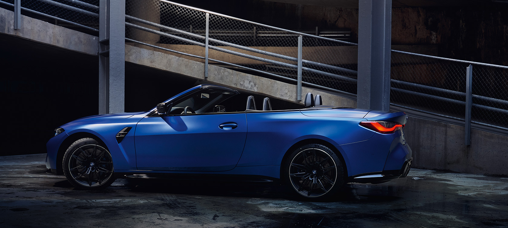 BMW M4 Competition Cabrio mit M xDrive G83 2021 Seitenansicht stehend BMW M4 Competition Cabrio mit M xDrive G83 2021 BMW Individual Frozen Portimao Blau metallic Seitenansicht stehend