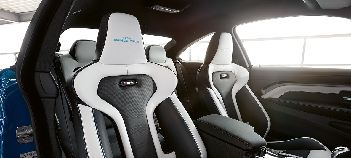 BMW M4 Coupé, M Heritage Edition, sedili sportivi M bicolore Silverstone / Black con cuciture a contrasto blu BMW M4 Coupé, M Heritage Edition, edizione speciale, sedili sportivi M bicolore Silverstone / Black con cuciture a contrasto blu