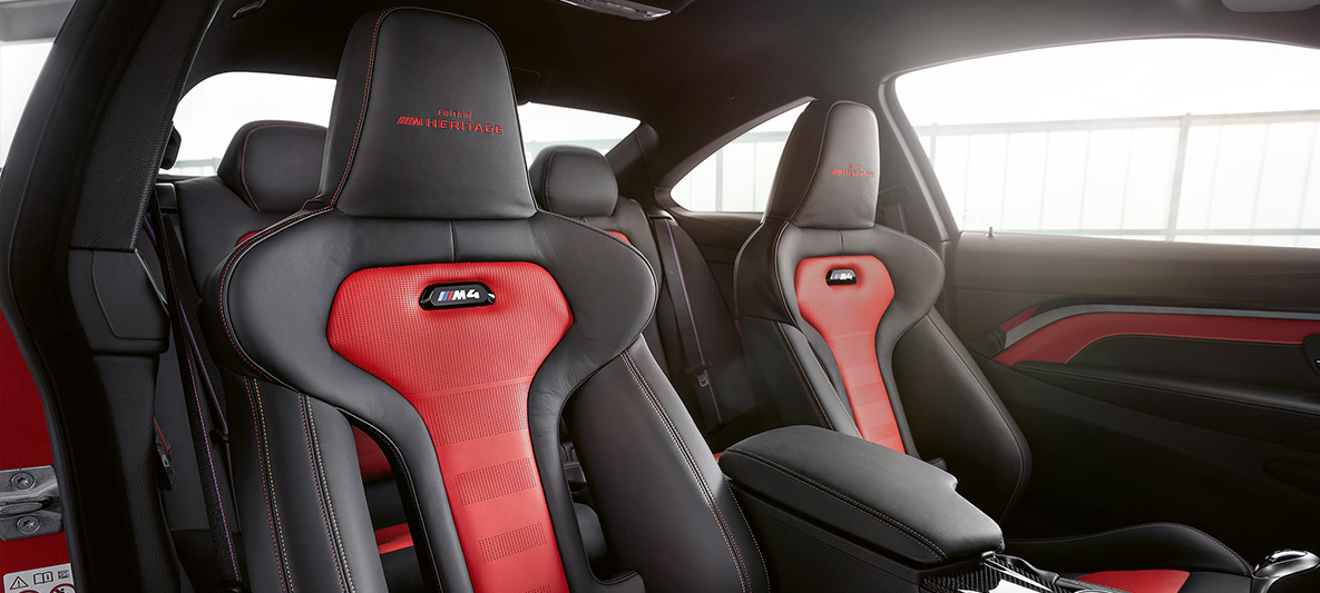 BMW M4 Coupé, M Heritage Edition, sedili sportivi M bicolore Red / Black con cuciture a contrasto in rosso e giallo BMW M4 Coupé, M Heritage Edition, edizione speciale, sedili sportivi M bicolore Red / Black con cuciture a contrasto in rosso e giallo
