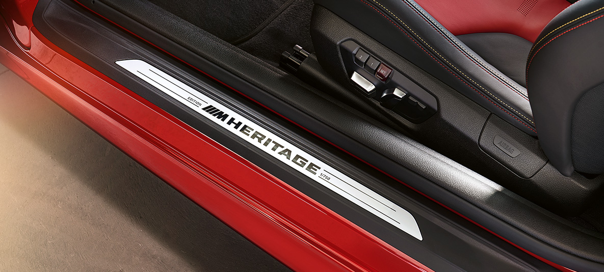 BMW M4 Coupé, M Heritage Edition, listello battitacco BMW M4 Coupé, M Heritage Edition, edizione speciale, listello battitacco