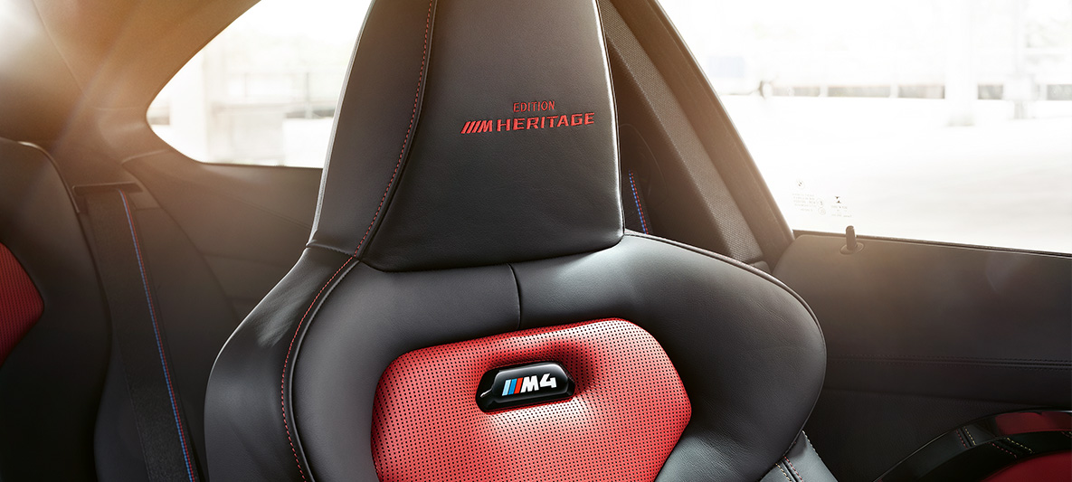 BMW M4 Coupé, M Heritage Edition, logo M BMW M4 Coupé, M Heritage Edition, edizione speciale, logo M