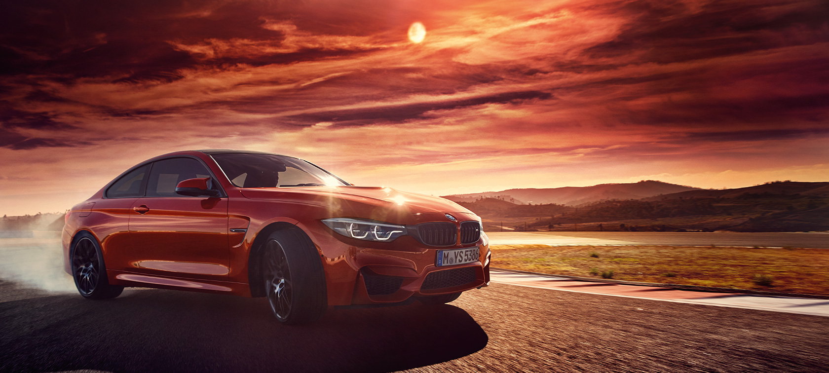 BMW M4 Coupé La BMW M4 Coupé, vue de profil en dérapage en virage
