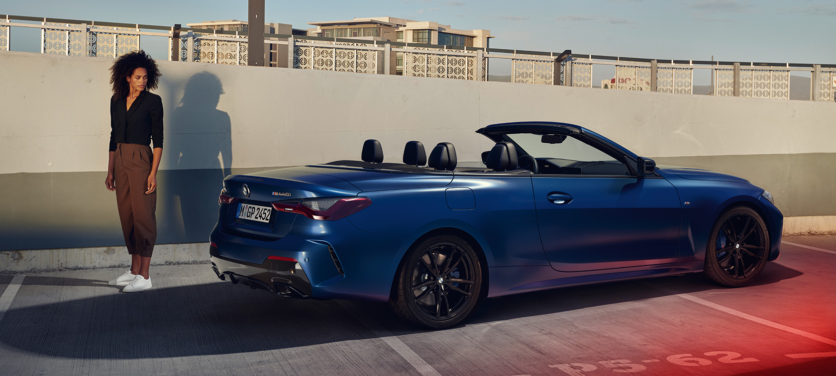 Vista posteriore a tre quarti della BMW M440i xDrive Cabrio G23 2020 BMW M440i xDrive Cabrio G23 2020 BMW Individual Frozen Portimao Blue metallizzato vista posteriore a tre quarti con modella