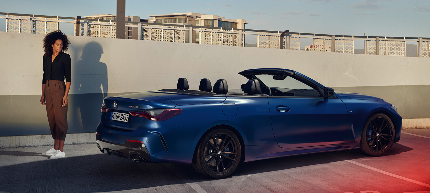 Vue de trois quarts arrière de la BMW M440i xDrive Cabrio G23 2020 BMW M440i xDrive Cabrio G23 2020 BMW Individual Frozen Portimao Blau metallic, vue de trois quarts arrière avec modèle