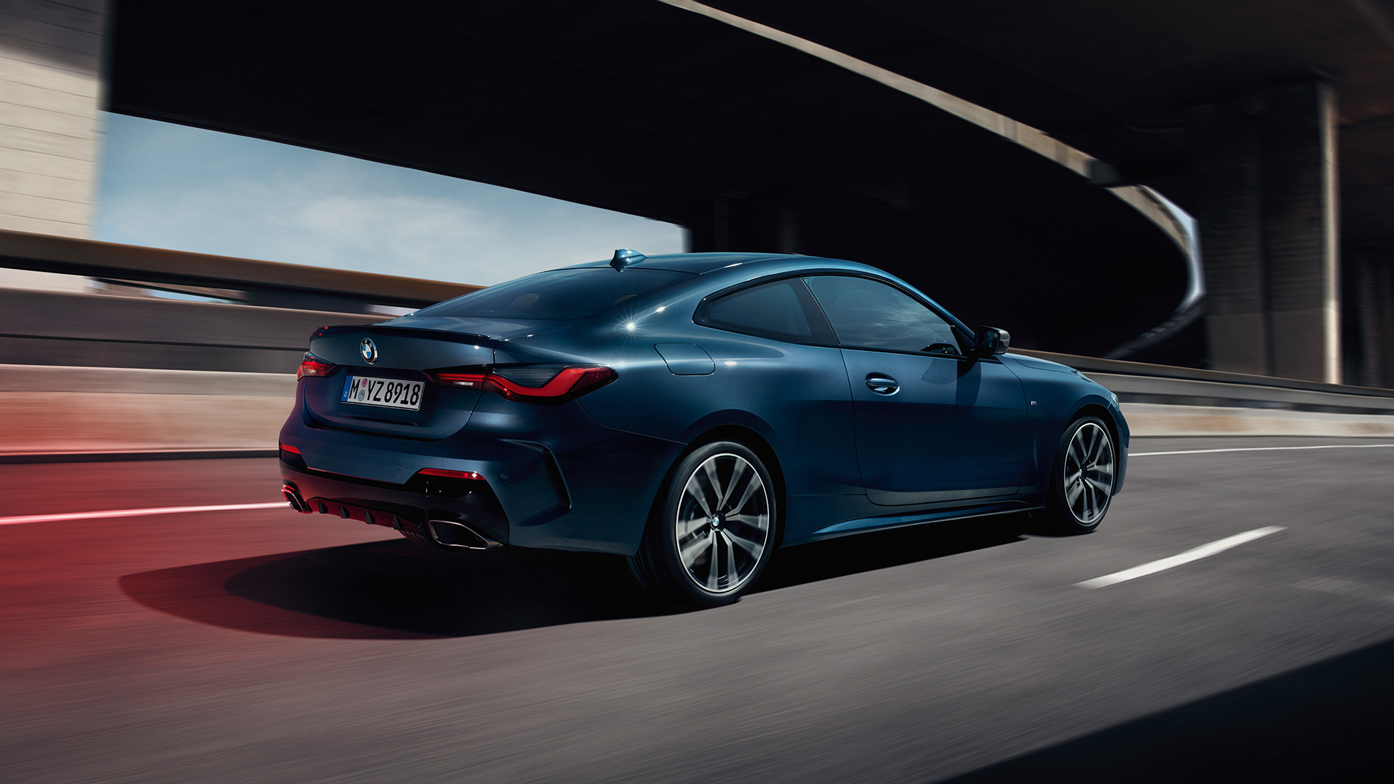 Dreiviertel-Heckansicht BMW M440i xDrive Coupé G22 2020 BMW M440i xDrive Coupé Arctic Race Blue metallic G22 2020 Dreiviertel-Seitenansicht