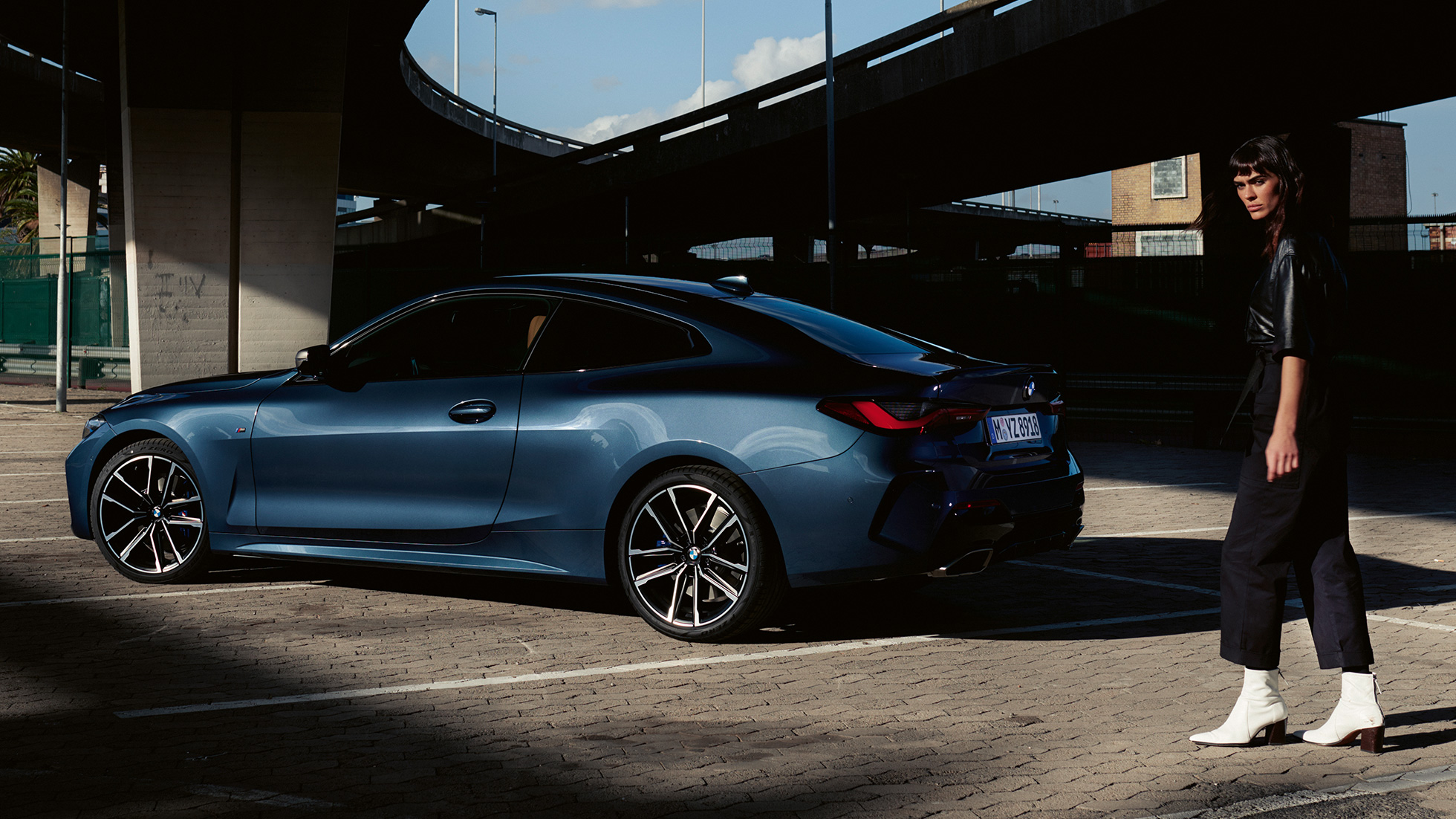Dreiviertel-Heckansicht mit Model BMW M440i xDrive Coupé G22 2020 BMW M440i xDrive Coupé Arctic Race Blue metallic G22 2020 Dreiviertel-Heckansicht mit Model