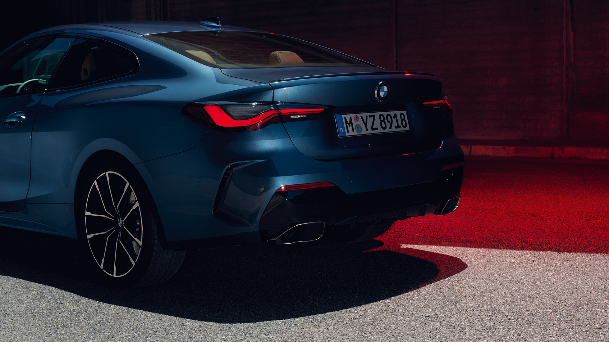 Dreiviertel-Heckansicht Heckleuchten BMW M440i xDrive Coupé G22 2020 BMW M440i xDrive Coupé Arctic Race Blue metallic G22 2020 Dreiviertel-Heckansicht Heckleuchten