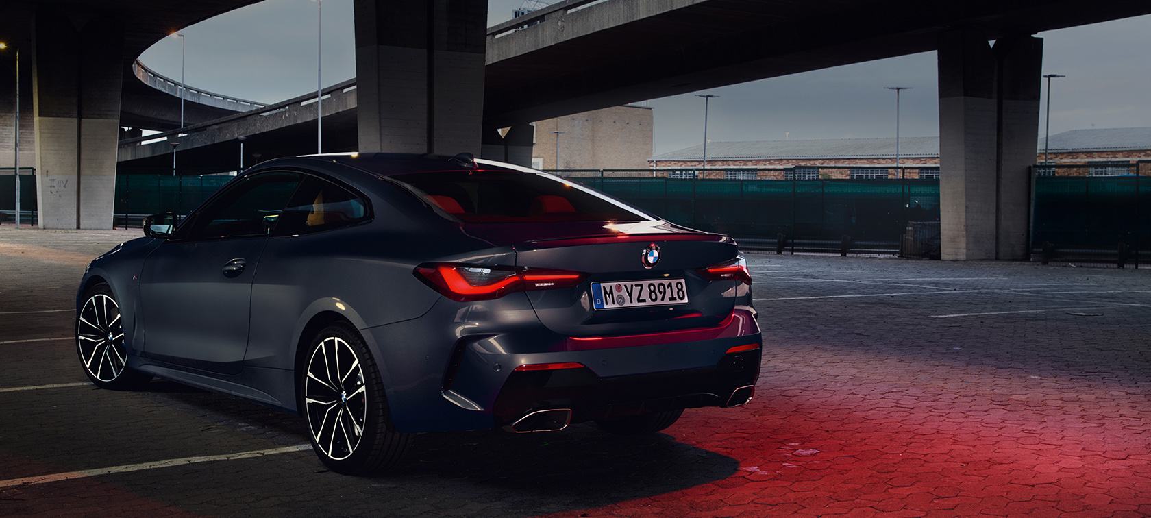 Dreiviertel-Heckansicht BMW M440i xDrive Coupé G22 2020 BMW M440i xDrive Coupé Dravitgrau metallic G22 2020 Dreiviertel-Heckansicht