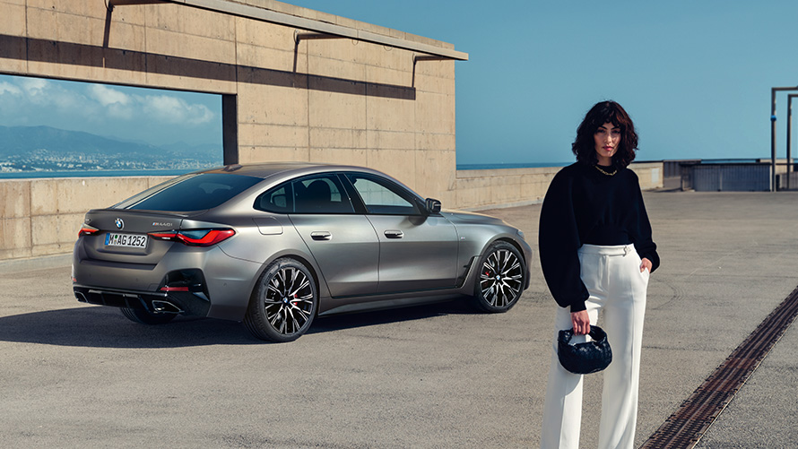 BMW M440i xDrive Gran Coupé G26 2021 vue de trois quarts arrière avec modèle BMW M440i xDrive Gran Coupé G26 2021 vue de trois quarts arrière avec modèle