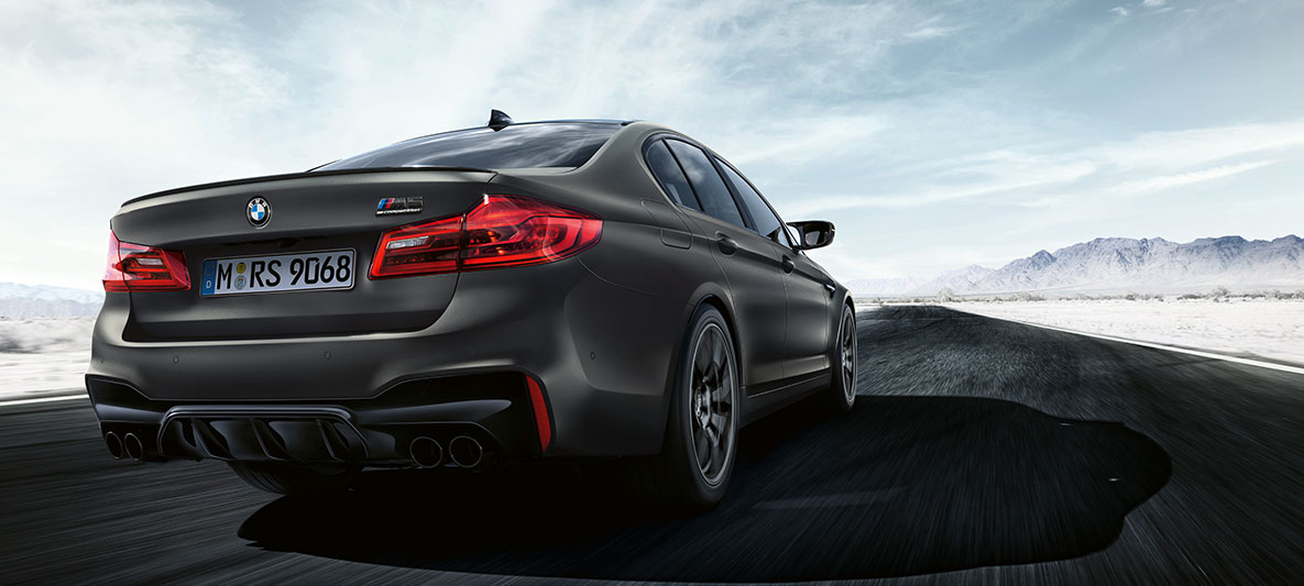 Endrohre. BMW M5 Edition 35 Jahre Fahrschuss Dreiviertel-Heckansicht.