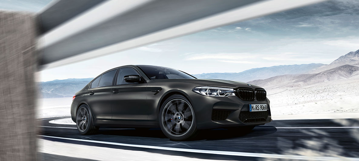 Lufteinlässe. BMW M5 Edition 35 Jahre Fahrschuss Seitenansicht.