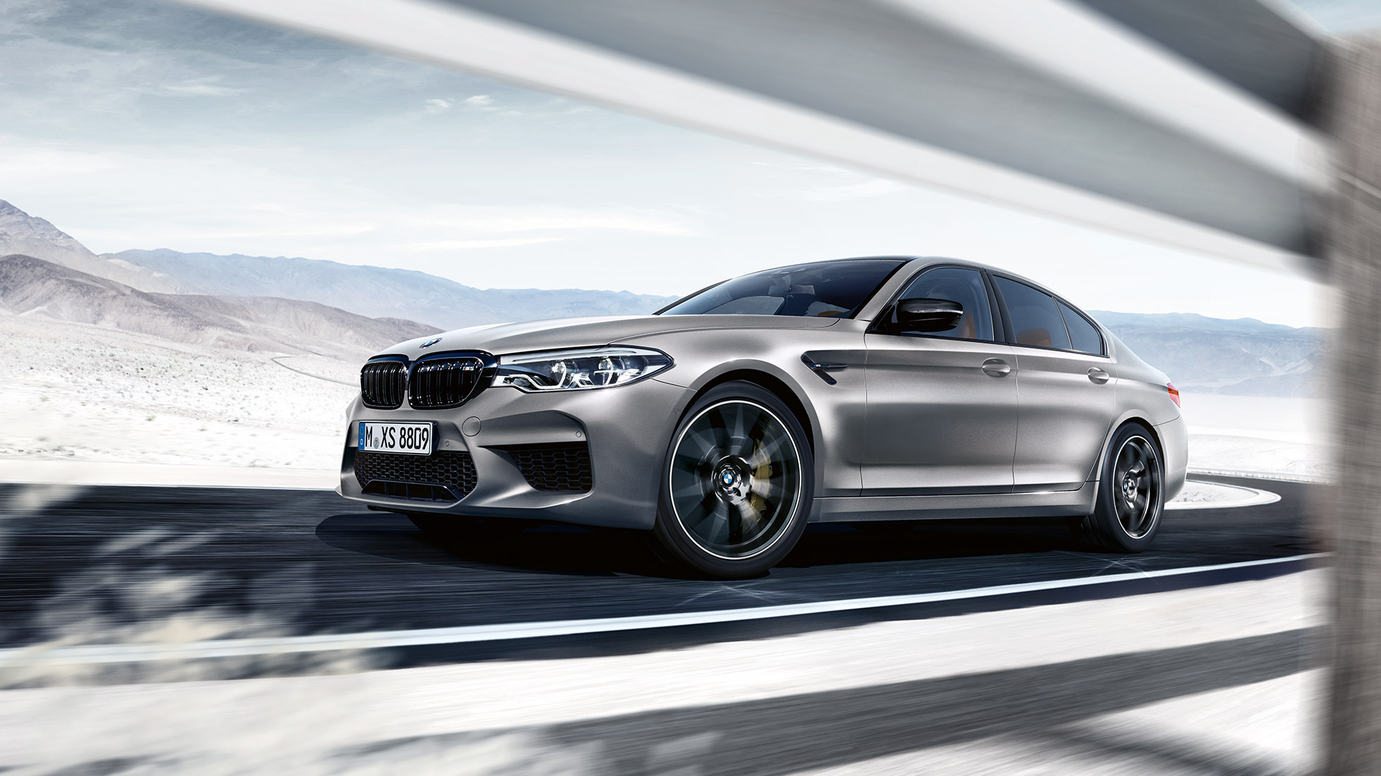 M xDrive. BMW M5 Competition Dreiviertel-Frontansicht während der Fahrt.