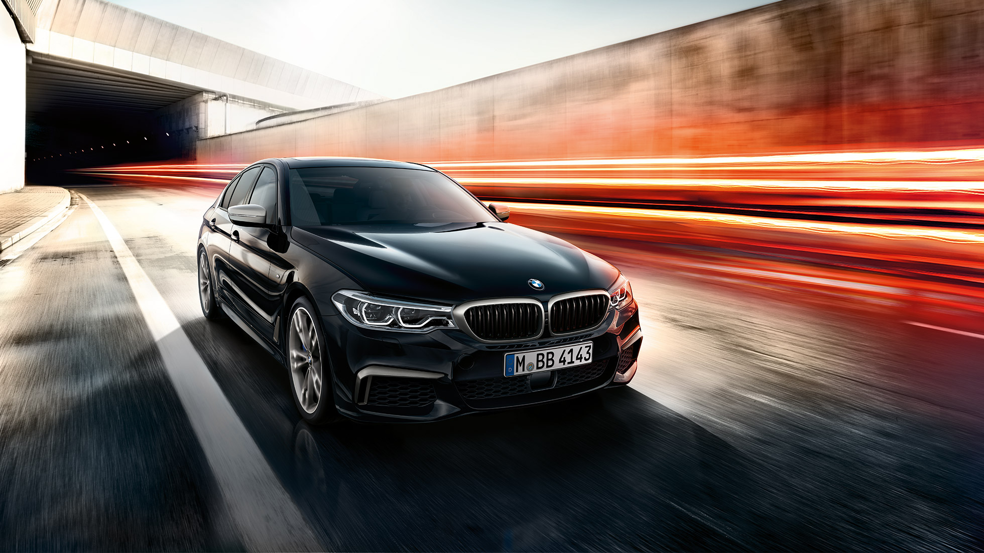 BMW M550i und BMW M550d. BMW M550i und BMW M550d Dreiviertel-Frontansicht während der Fahrt.