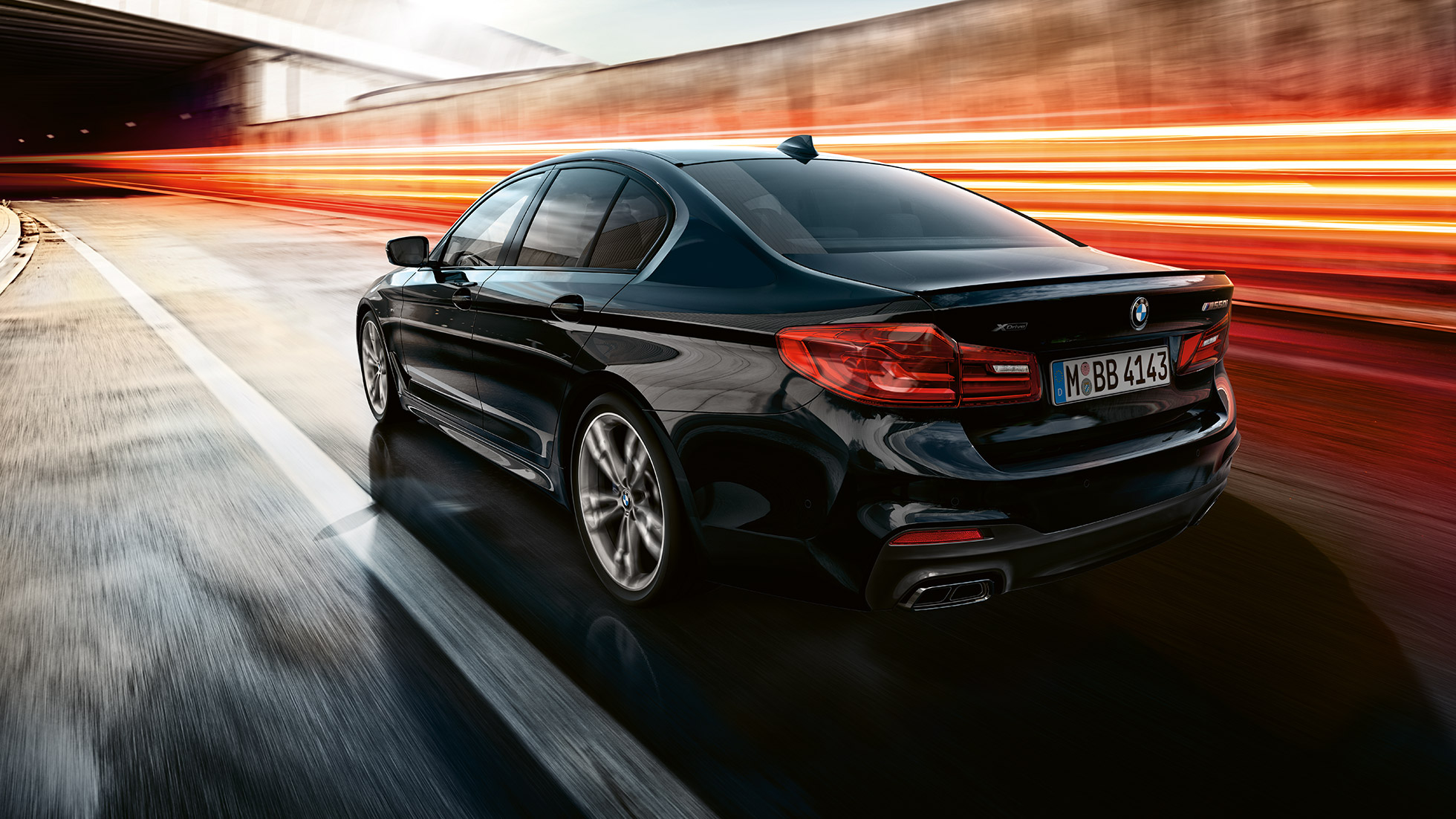 Fahrdynamik. BMW M550i und BMW M550d Dreiviertel-Heckansicht während der Fahrt.