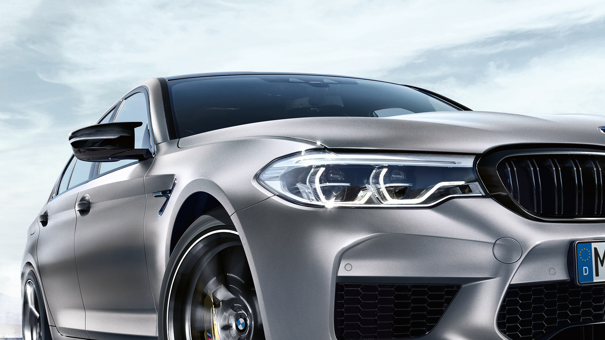 LED-Frontscheinwerfer. BMW M5 Competition Dreiviertel-Frontansicht mit LED-Frontleuchten.
