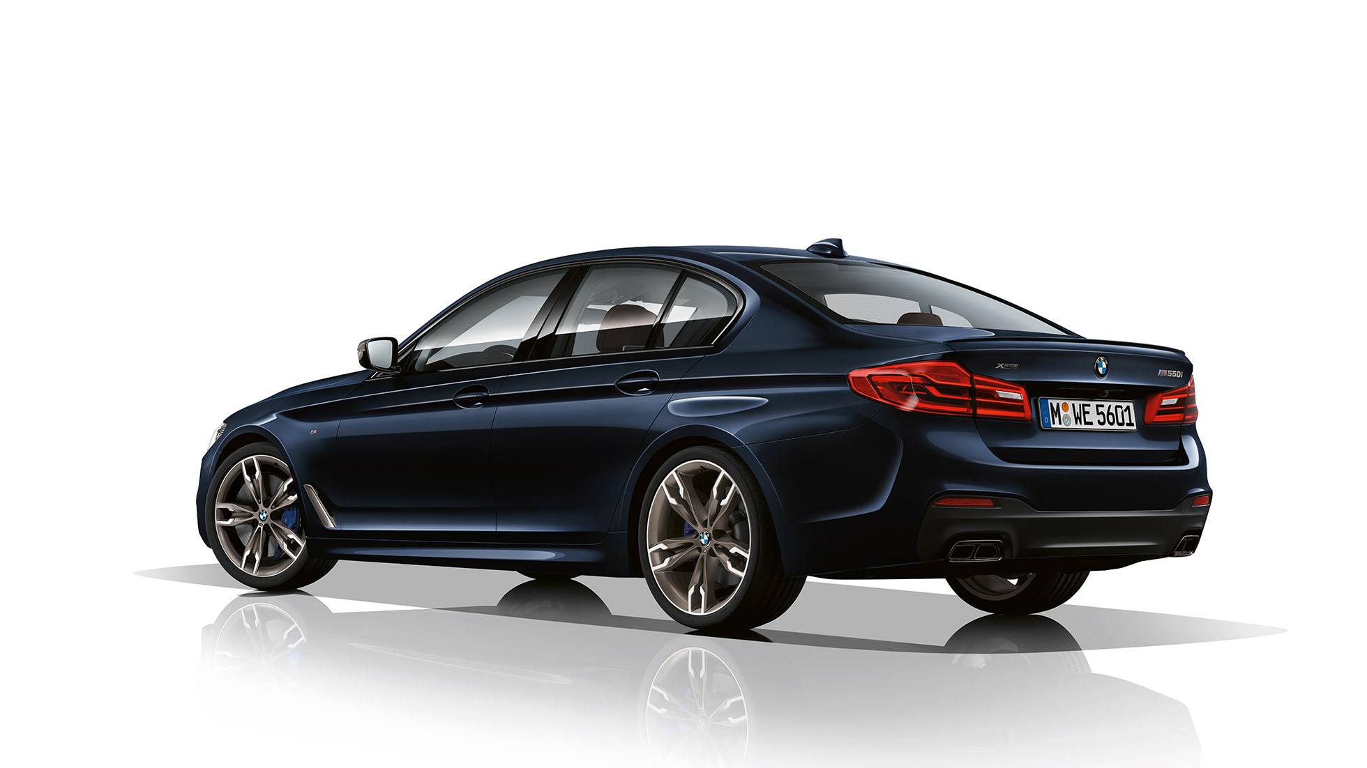 M Sportbremse. BMW M550i und BMW M550d Design Dreiviertel-Heckansicht.