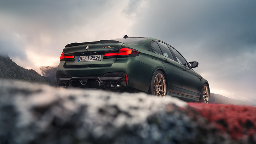 BMW M5 CS F90 2021 Frozen Deep Green metallic Heckansicht aus der Froschperspektive