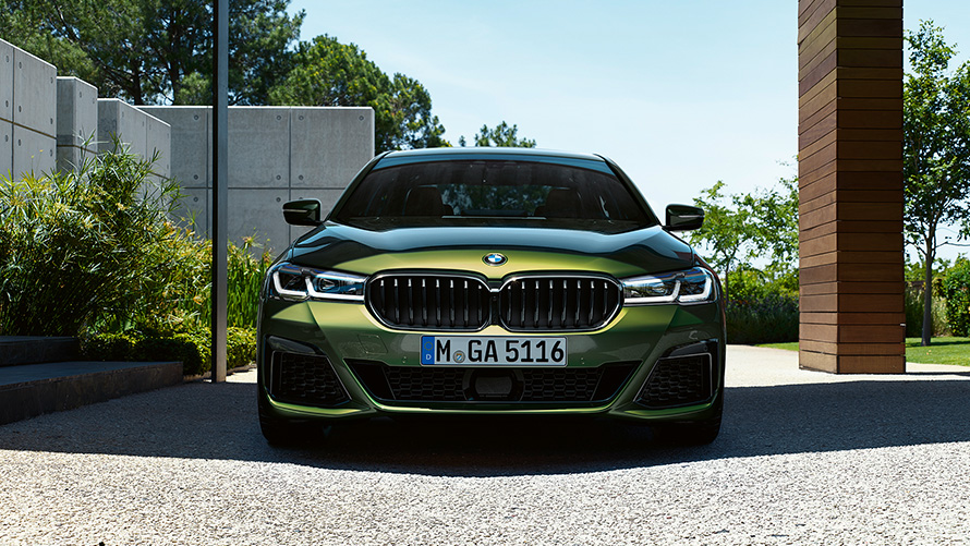 BMW M550i xDrive Limousine G30 LCI Facelift 2020 BMW Individual Verde Ermes metallic Frontansicht 