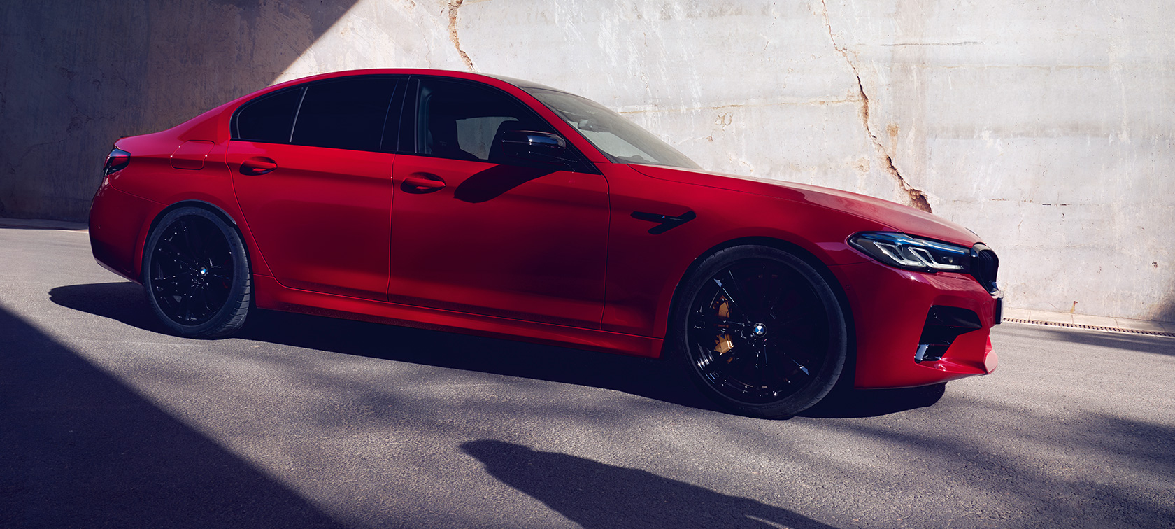 BMW M5 Competition F90 LCI Facelift 2020 Seitenansicht BMW M5 Competition F90 LCI Facelift 2020 BMW Individual Imola Rot Seitenansicht