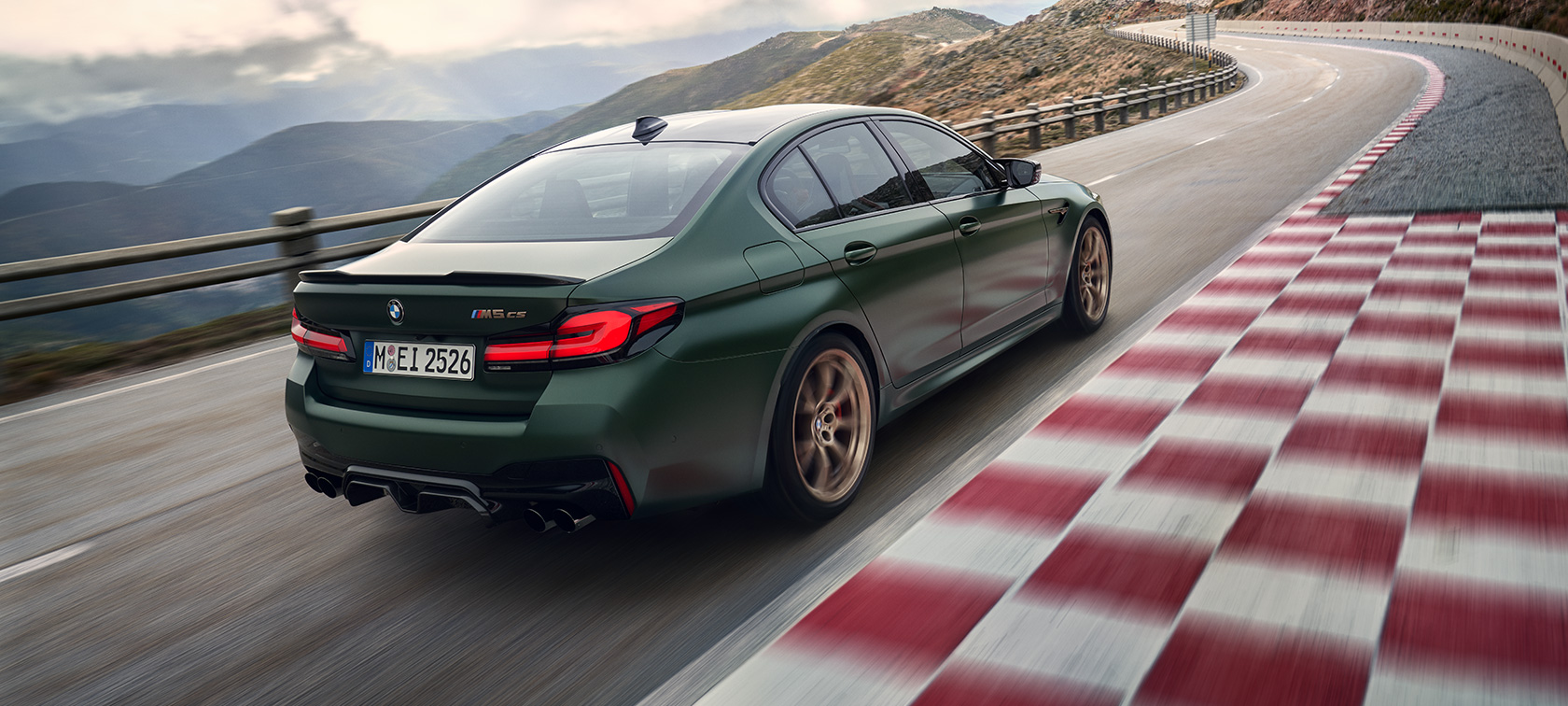 BMW M5 CS F90 2021 Frozen Deep Green metallic Dreiviertel-Heckansicht BMW M5 CS F90 2021 Frozen Deep Green metallic Dreiviertel-Heckansicht