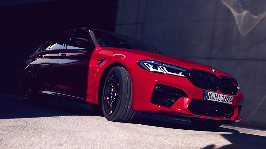 BMW M5 Competition F90 LCI Facelift 2020 Dreiviertel-Frontansicht stehend BMW M5 Competition F90 LCI Facelift 2020 BMW Individual Imola Rot Dreiviertel-Frontansicht stehend