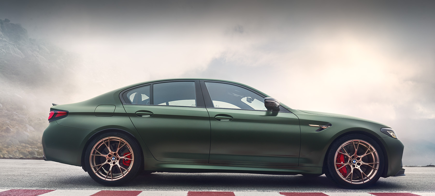 BMW M5 CS F90 2021 Frozen Deep Green metallizzato Vista anteriore a tre quarti BMW M5 CS F90 2021 Frozen Deep Green metallizzato Vista anteriore a tre quarti