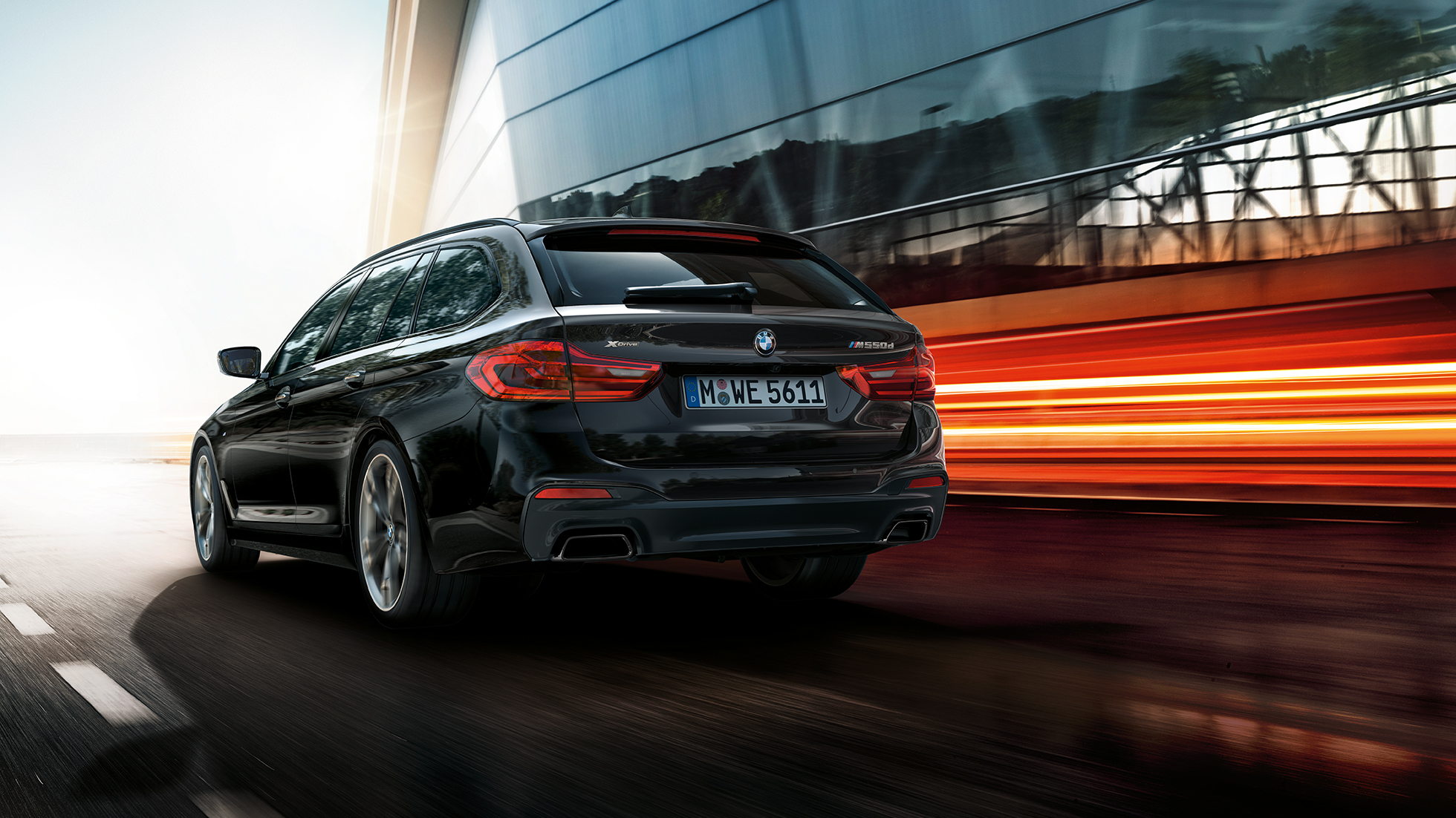 Dreiviertel-Heckansicht BMW M550d xDrive Touring BMW M550d xDrive Touring G31 Azuritschwarz metallic Dreiviertel-Heckansicht