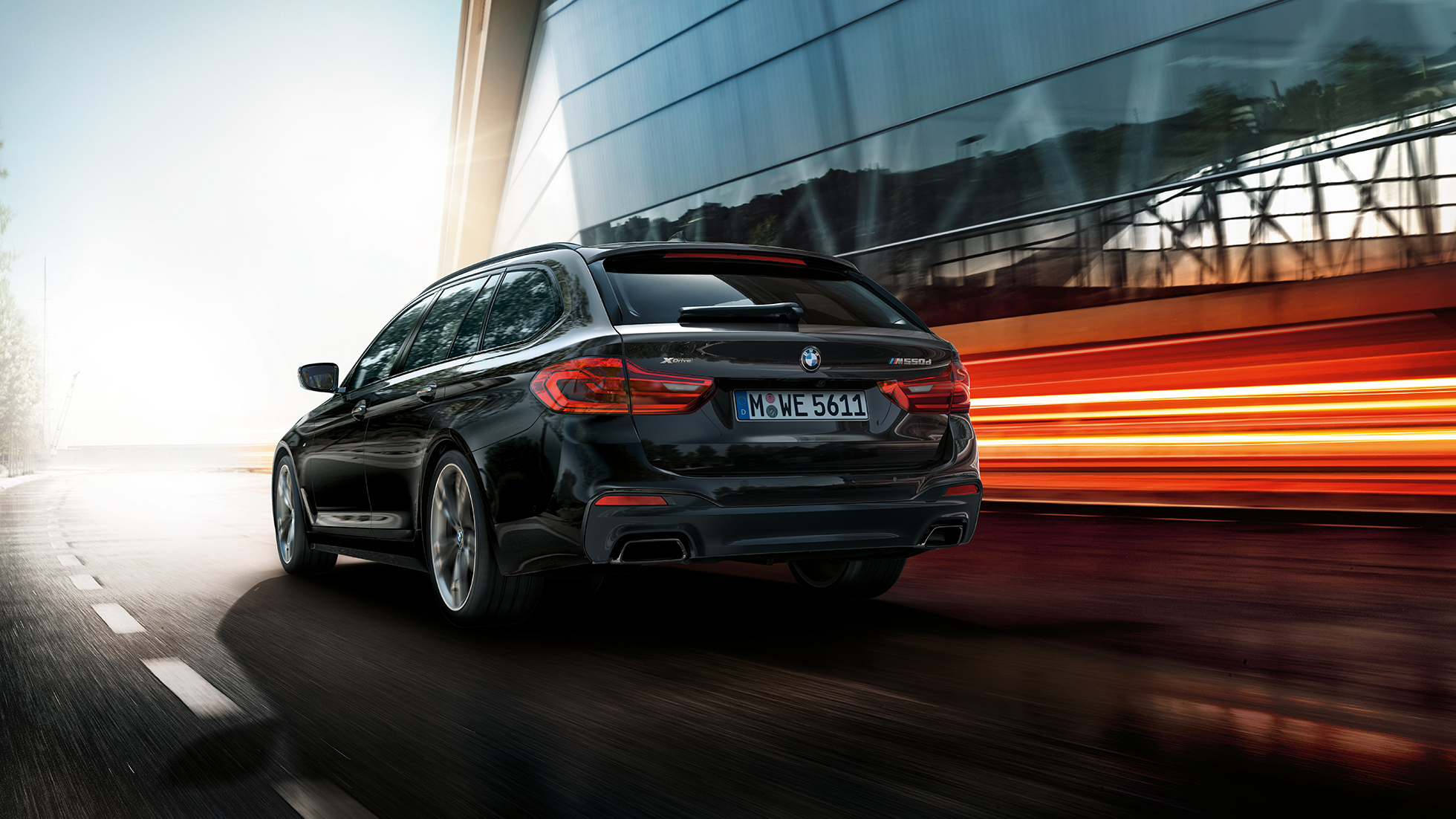 Exterieur-Design BMW M550d xDrive Touring Exterieur-Design BMW M550d xDrive Touring G31 Azuritschwarz metallic Dreiviertel-Heckansicht BMW M550d Touring Highlights