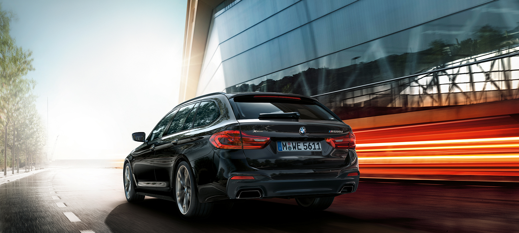Dreiviertel-Heckansicht BMW M550d xDrive Touring BMW M550d xDrive Touring G31 Azuritschwarz metallic Dreiviertel-Heckansicht BMW M550d Touring