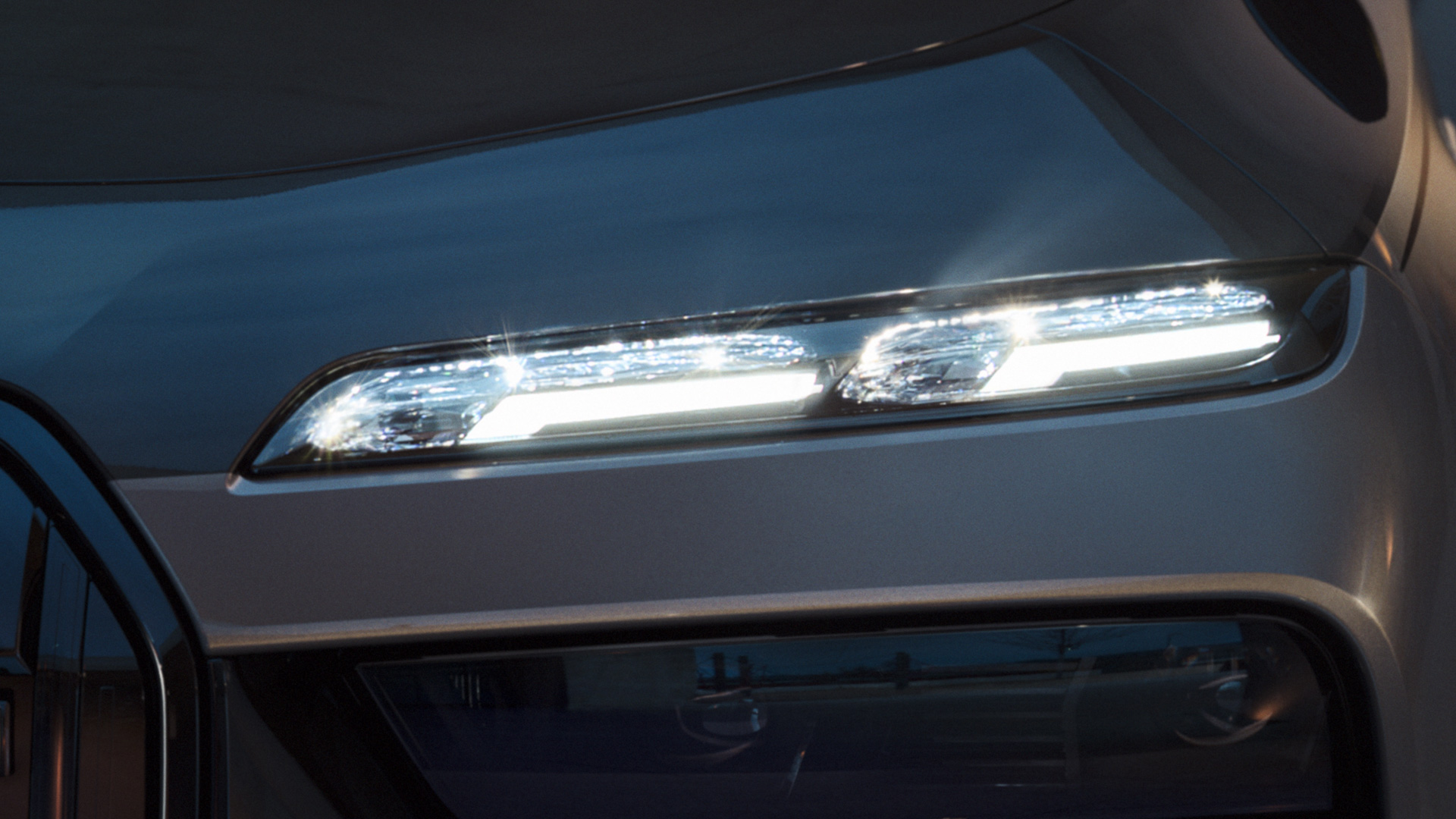BMW Kristallscheinwerfer Iconic Glow BMW M760e xDrive Limousine G70 BMW Kristallscheinwerfer Iconic Glow BMW M760e xDrive Limousine G70 BMW Individual Two-Tone Lackierung Saphirschwarz metallic BMW Individual Dravitgrau metallic Nahaufnahme mit eingeschaltetem Licht