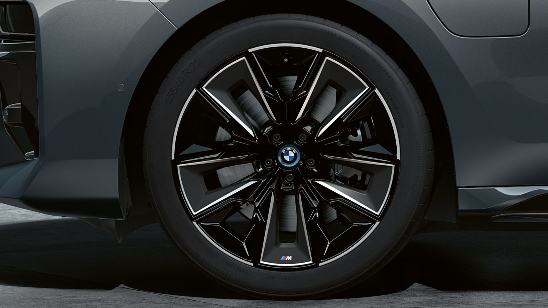 21" M Aerodynamikräder 909 M Multicolor BMW M760e xDrive Limousine G70 21" M Aerodynamikräder 909 M Multicolor BMW M760e xDrive Limousine G70 M Performance Paket BMW Individual Two-Tone Lackierung Saphirschwarz metallic BMW Individual Dravitgrau metallic
