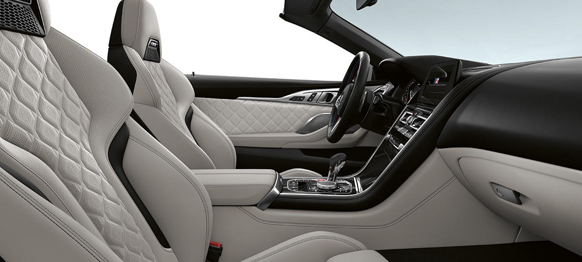 Garnissage tout cuir Merino | Silverstone et inserts de décoration BMW Individual en Pianolack Schwarz. F91 BMW M8 Competition Cabriolet, habitacle avec garnissage tout cuir Merino | Silverstone et inserts de décoration BMW Individual en Pianolack Schwarz. F91