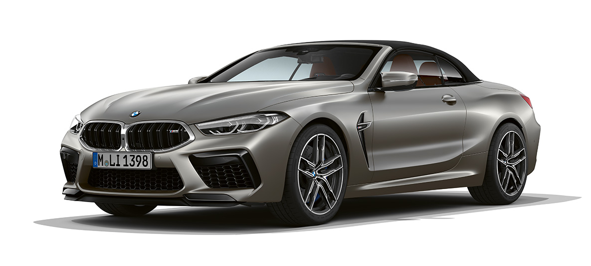 BMW M8 Cabriolet, vista laterale di tre quarti da davanti. F91 BMW M8 Cabriolet in Frozen Dark Silver, vista laterale di tre quarti da davanti. F91