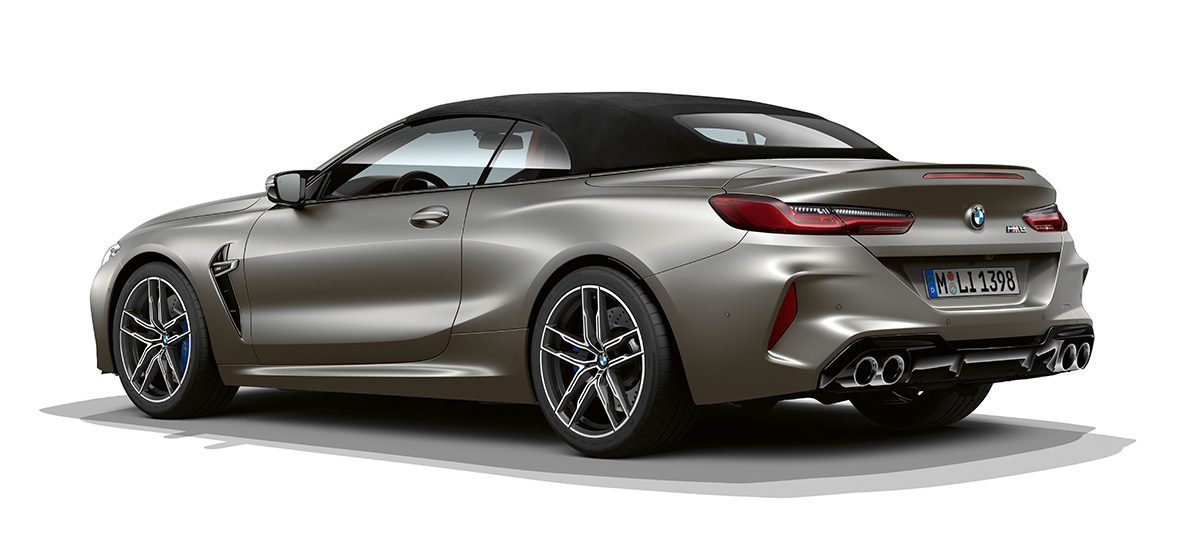 BMW M8 M Cabriolet, vista laterale di tre quarti da dietro F91 BMW M8 Cabriolet in Frozen Dark Silver, vista laterale di tre quarti da dietro. F91