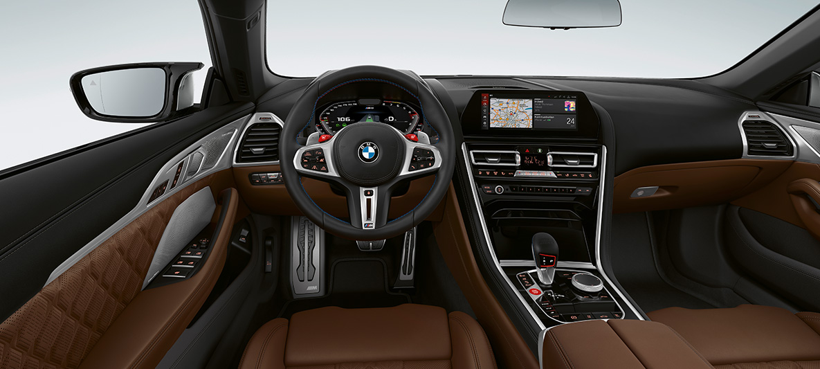 BMW M8 Cabriolet, cockpit. F91 BMW M8 Cabriolet, cockpit con volante in pelle M con tasti M1/M2 rossi. F91