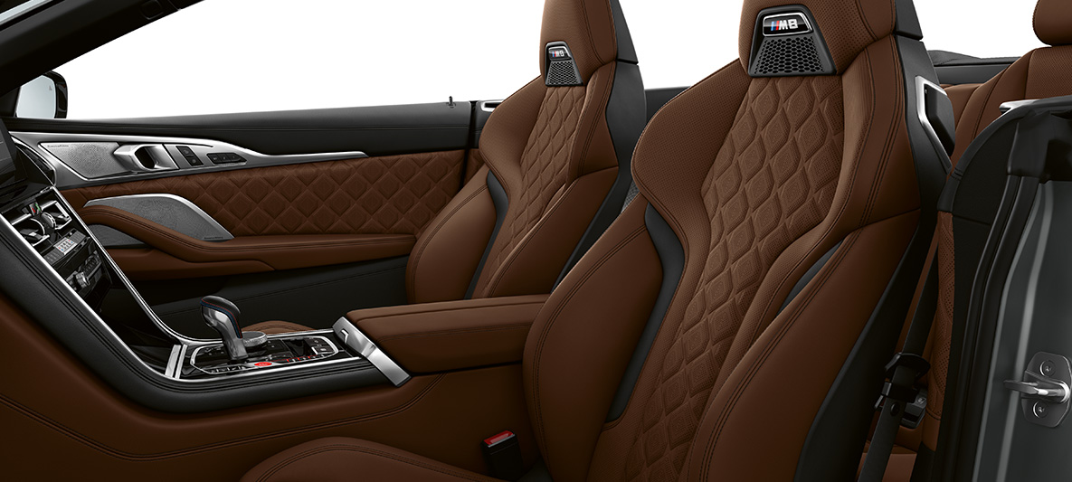 Sedili sportivi M con logo M. F91 BMW M8 Cabriolet, interni con sedili sportivi M in pelle full Merino Taruma Brown. F91